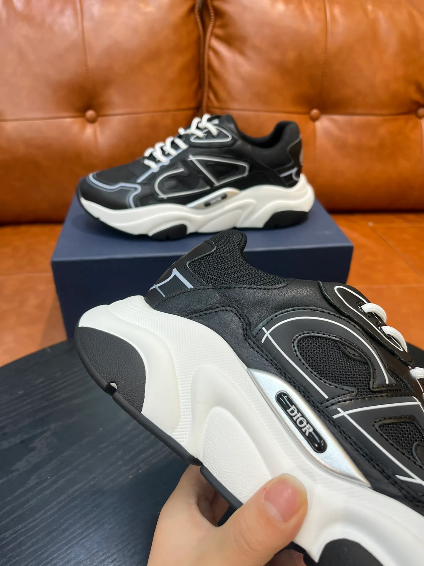 Factory price 540💰Dior B22 men's jogging fashion sneakers. This item draws inspiration from retro jogging shoes. It adopts a thick low-top design, with an upper made of leather and mesh fabric, and a black and white engraved rubber sole. Decorated with an embossed "CD" logo on the side. Code number: 39-44